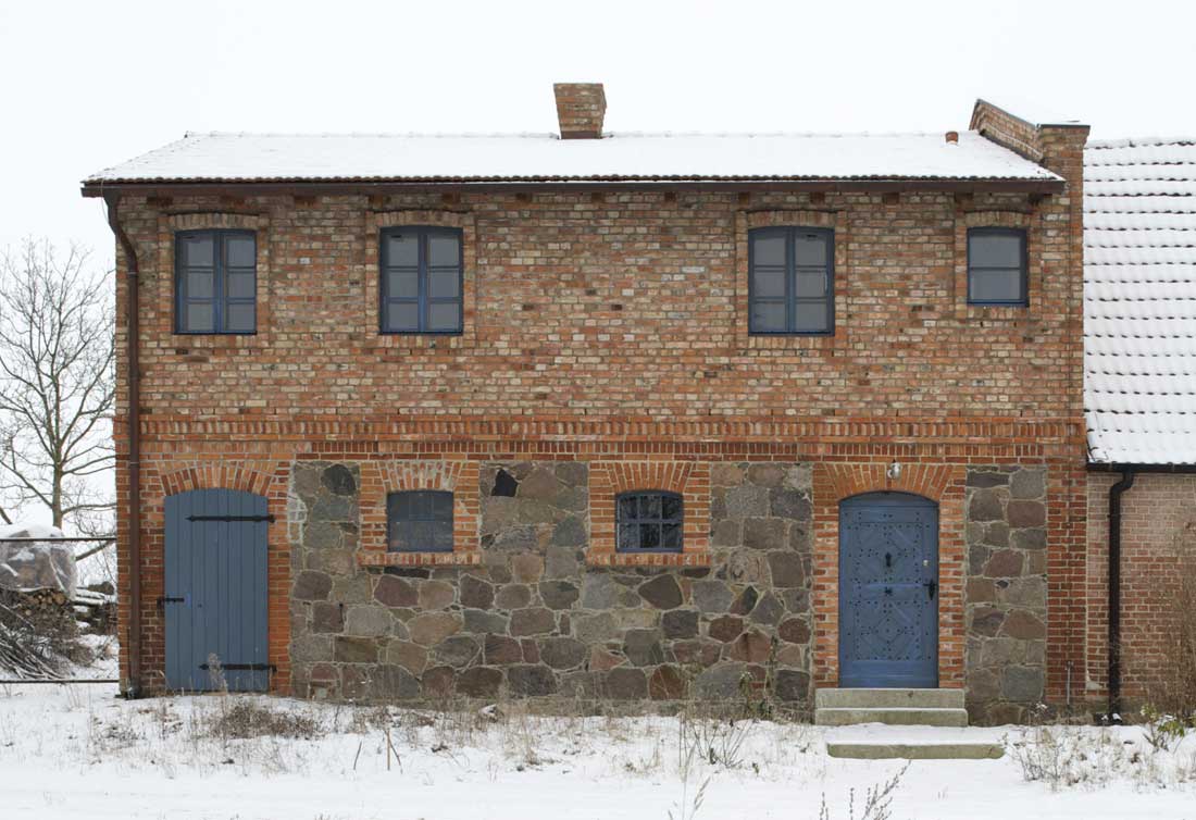 Gabriele Riesner, Architektin, Friedenfelde/Uckermark, Umbau und Erweiterung eines 150 Jahre alten Stallgebäudes, Straßenansicht Norden