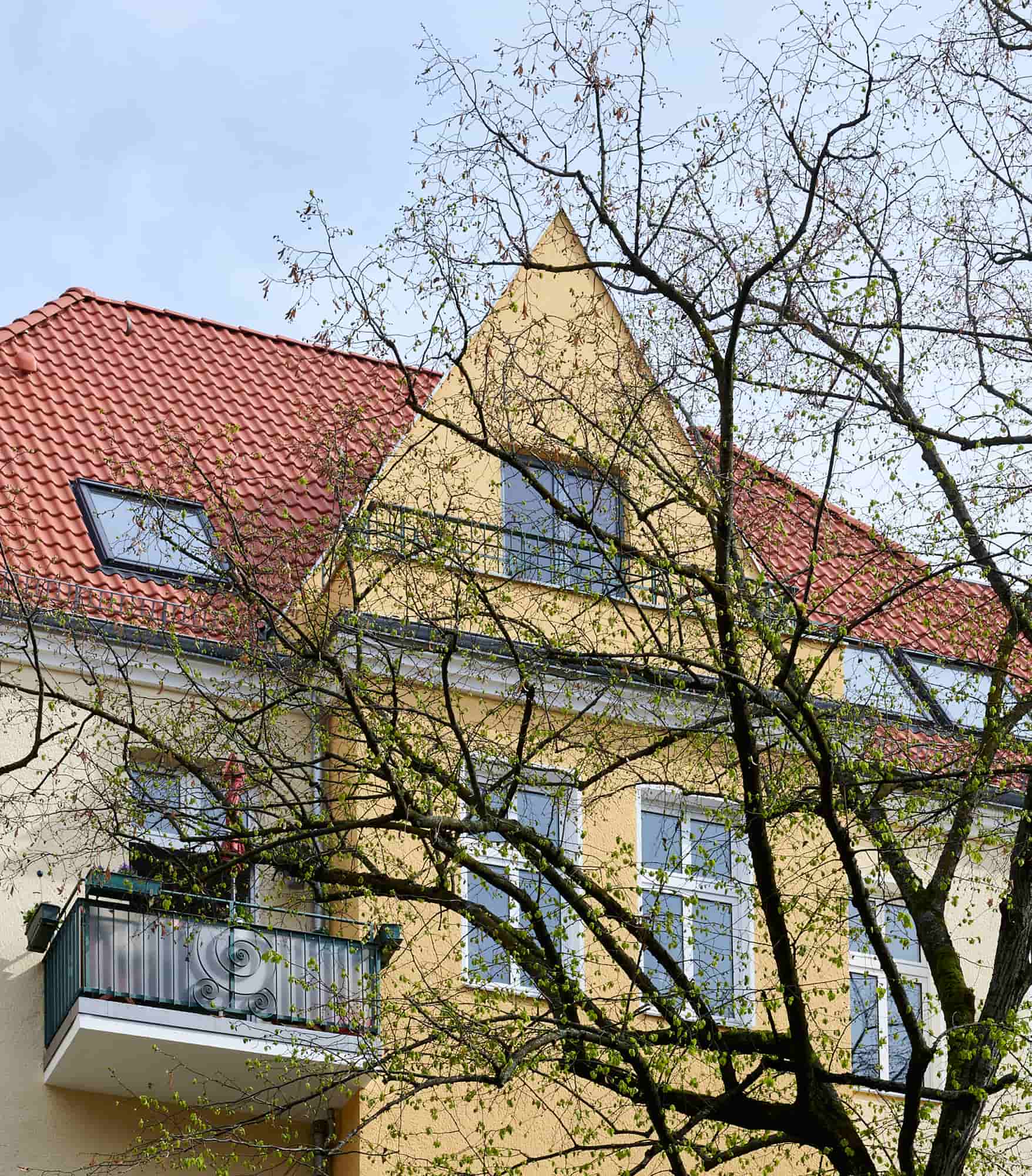 Gabriele Riesner, Architektin, Berlin, Dachgeschossausbau eines Mietshauses in Berlin-Steglitz, Straßenfassade