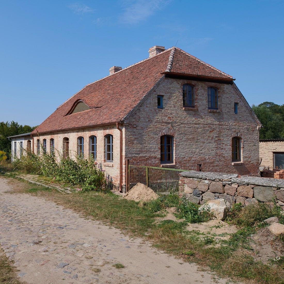 Gabriele Riesner, Architektin, Berlin, Restaurierung Alter Krug, Friedenfelde/Uckermark, Straßenansicht mit Giebel und Feldsteinmauer